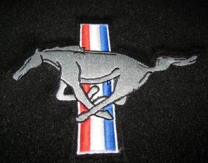 ➤ Ford Fußmatten mit Running Pony Logo vorne - Schwarz (13-14 All) jetzt  günstig bei American Horsepower kaufen!